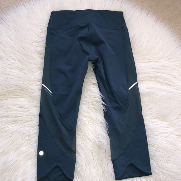 EUC - lululemon emerald green crop leggings - Picture 3 of 7